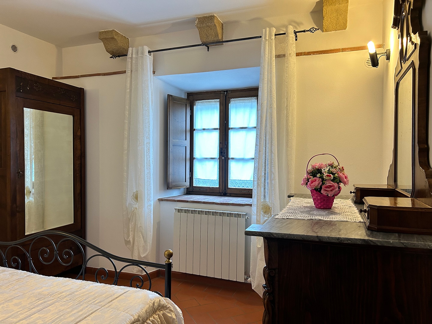 camera da letto con finestra